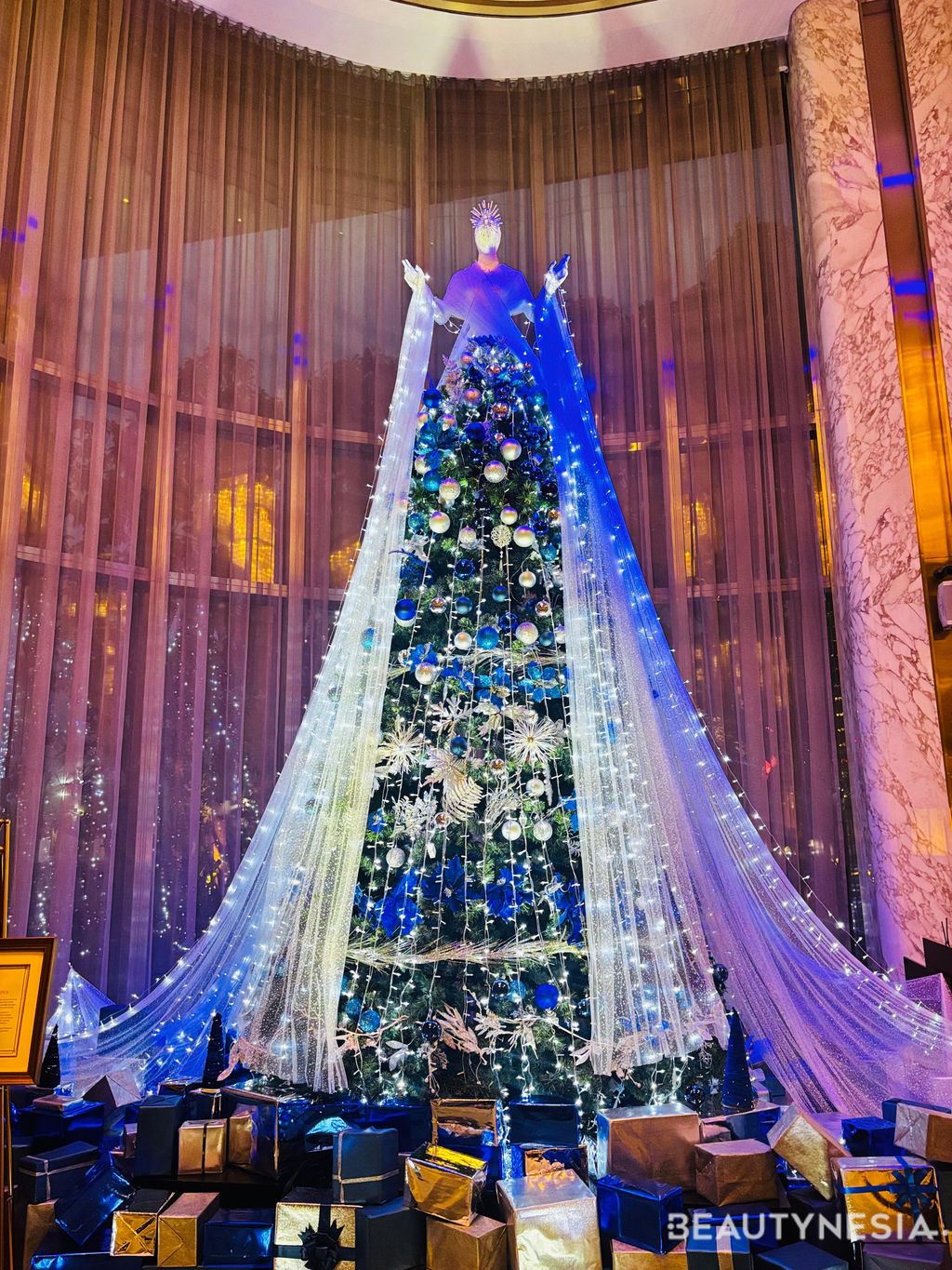 InterContinental Jakarta Pondok Indah singkap Pohon Natal bernuansa couture dalam Christmas Tree Lighting Ceremony. Pohon Natal didesain oleh Tex Saverio dan Rinaldy Yunardi.