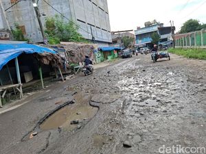 Warga Keluhkan Jalan Teladan Binjai Rusak Parah-Sering Tergenang Air