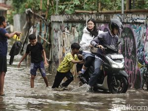 Jalanan di Pamulang Tangsel Banjir Usai Hujan Deras