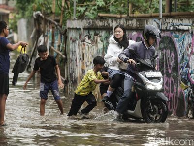 Jalanan di Pamulang Tangsel Banjir Usai Hujan Deras