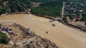 Berita dari Detik Finance: Dampak Banjir Sumatera: 2.058 Km Jalan Nasional Rusak, 31 Jembatan Putus