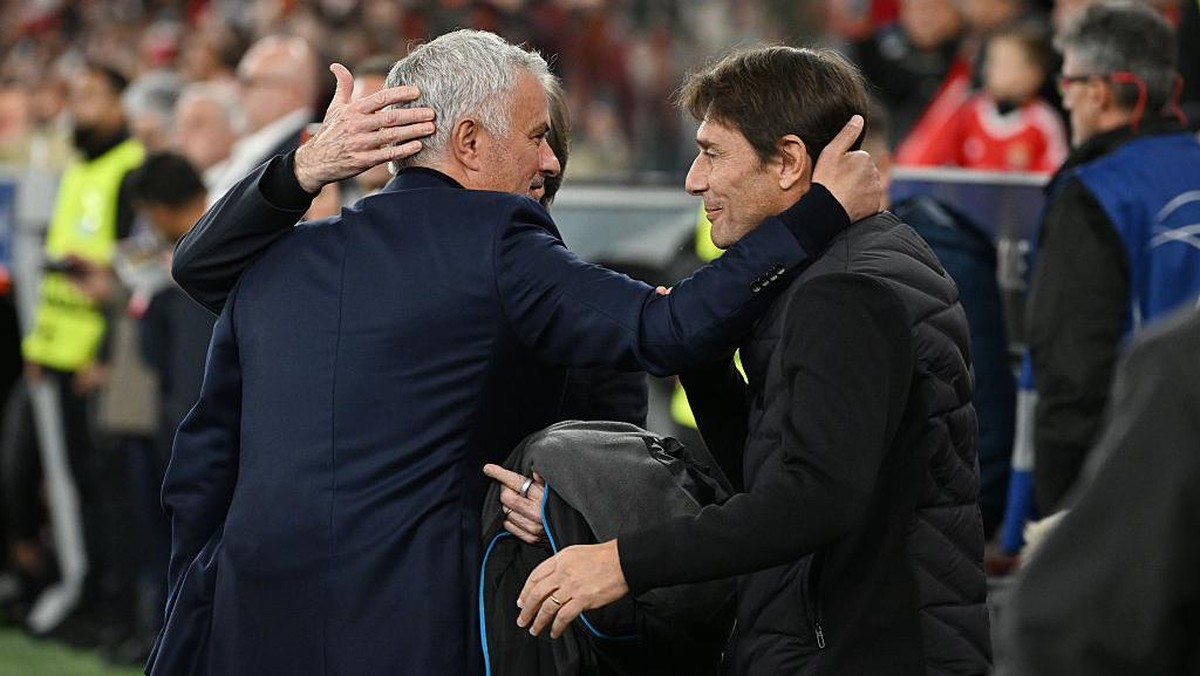José Mourinho (kiri) dan Antonio Conte bereuni di laga Benfica vs Napoli. Foto: Getty Images/Zed Jameson/MB Media