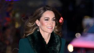 Pesona Kate Middleton di Acara Christmas Carol, Anggun Pakai Baju Lama