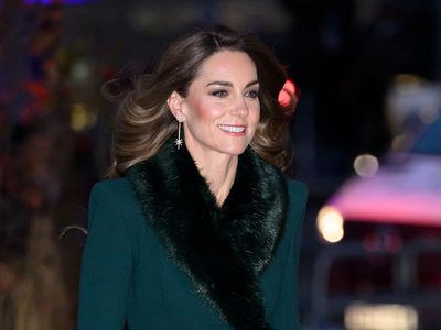 Pesona Kate Middleton di Acara Christmas Carol, Anggun Pakai Baju Lama