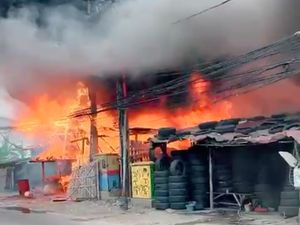 Gudang Alat Berat di Kalideres Kebakaran, Api Masih Berkobar