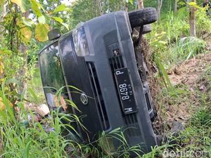 Pikap Terguling di Tulungagung, Satu Orang Tewas Tergencet Alat Bor Sumur