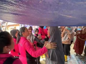 Ketum Bhayangkari Beri Bantuan di Pengungsian Aceh Tamiang, Hibur dan Kuatkan Korban