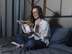 Ini Waktu Terbaik untuk Makan Sebelum Tidur agar Tidak Bikin Gemuk