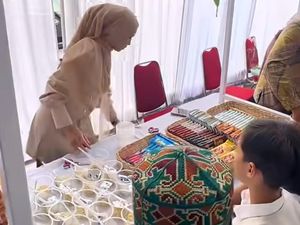 Viral Pernikahan Unik, Tamunya Antre Makan Mi Instan Gelas & Jajanan Warung