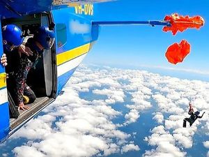 Momen Tegang Parasut Penerjun Payung Tersangkut di Ekor Pesawat