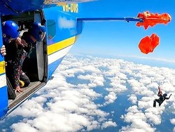 Momen Tegang Parasut Penerjun Payung Tersangkut di Ekor Pesawat