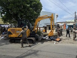 Pemkot Depok Bongkar 59 PKL dan Bangunan Liar di Bantaran Kali Licin