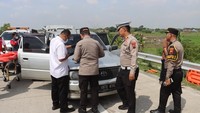 Sebelum Ditemukan Tewas, 4 Orang dalam Mobil di Tol Tegal Sempat Berhenti Lama