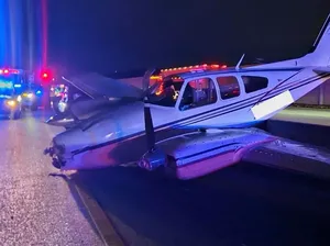 Ada Pesawat Mendarat Darurat di Jalan Raya hingga Menimpa Mobil