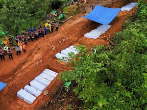 Mereka yang Tewas Diterjang Banjir Bandang dan Dimakamkan Tanpa Nama