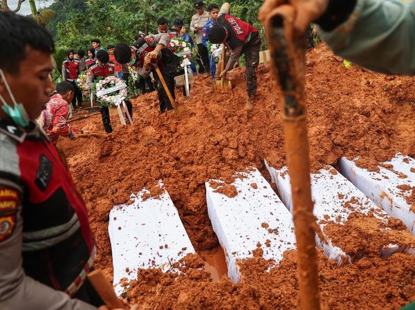 Pilu Pemakaman Massal Korban Banjir yang Tak Teridentifikasi di Padang