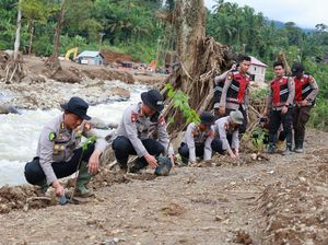 Polda Riau Wariskan Pohon di Agam Jelang Berakhirnya Misi Kemanusiaan