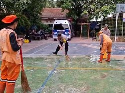 Polisi Bersihkan Sisa Kecelakaan Mobil di SD Cilincing, Police Line Dibuka