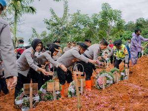 Polisi Kawal Pemakaman Massal 24 Jenazah Korban Bencana Sumbar