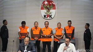 Potret Bupati Lampung Tengah Ditahan KPK, Uang Tunai-Emas Disita