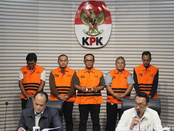 Potret Bupati Lampung Tengah Ditahan KPK, Uang Tunai-Emas Disita