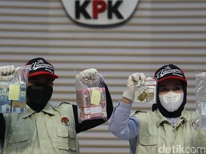 Video: Gepokan Duit-Emas 850 Gram Barbuk OTT Bupati Lampung Tengah