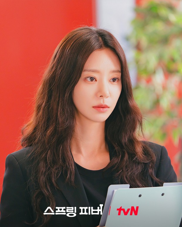 Potret Lee Joo Bin dalam drama 'Spring Fever'/ Foto: instagram.com/tvndrama Lee Joo Bin akan memerankan karakter Yoon Bom di drama Spring Fever. Yoon Bom merupakan seorang guru pindahan dari SMA Seoul ke SMA Sinsu yang ada di kawasan pedesaan.