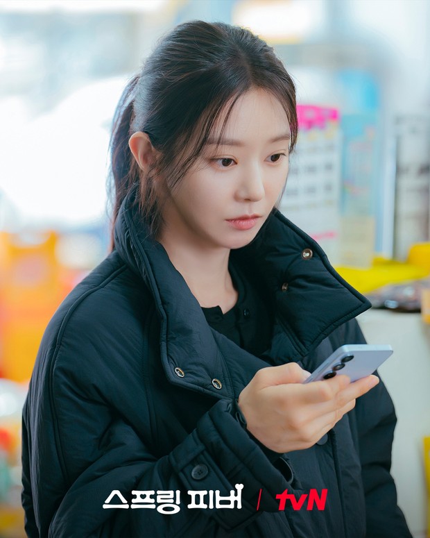 Potret Lee Joo Bin dalam drama 'Spring Fever'/ Foto: instagram.com/tvndrama Karakter terbaru yang diperankan Lee Joo Bin yakni Yoon Bom mengalami hal kurang menyenangkan di masa lalunya. Oleh karena itu, Yoon Bom kerap kali merasa sedih kala luka emosionalnya menguasai.