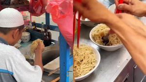Potret Warung Mie Babi Viral di Bandung yang Penjualnya pakai Atribut Muslim