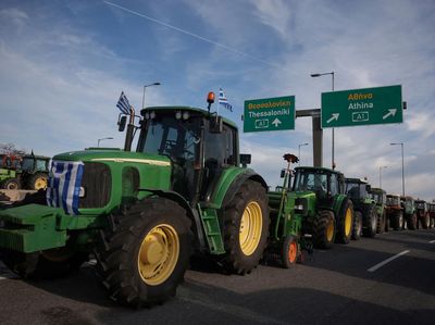 Ratusan Traktor Blokir Jalan Raya, Petani Yunani Tuntut Dana Bantuan Cair