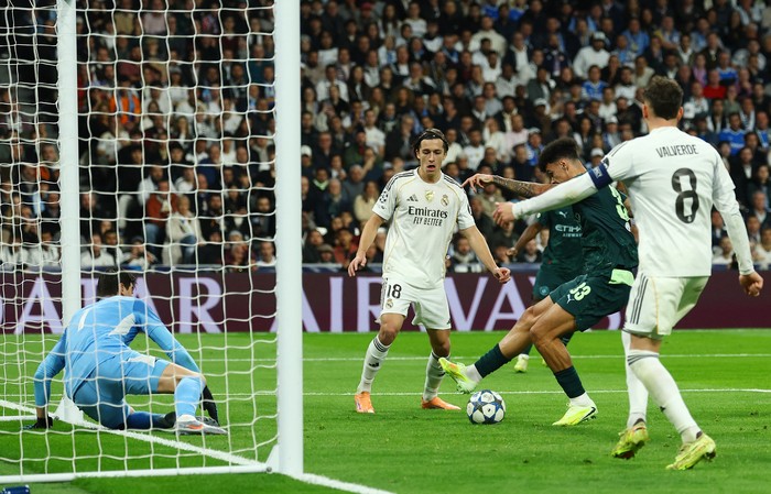 Soccer Football - UEFA Champions League - Real Madrid v Manchester City -  Santiago Bernabeu, Madrid, Spain - December 10, 2025 Manchester Citys Nico OReilly scores their first goal REUTERS/Susana Vera