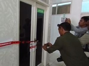 KPK Segel Ruangan Dinkes Lampung Tengah Usai OTT Bupati Ardito Wijaya
