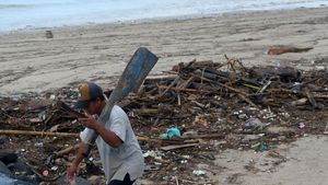 Sampah Kiriman Penuhi Pantai Kelan, Nelayan Bali Terdampak Cuaca Ekstrem