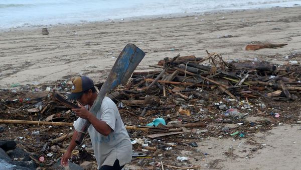 Sampah Kiriman Penuhi Pantai Kelan, Nelayan Bali Terdampak Cuaca Ekstrem