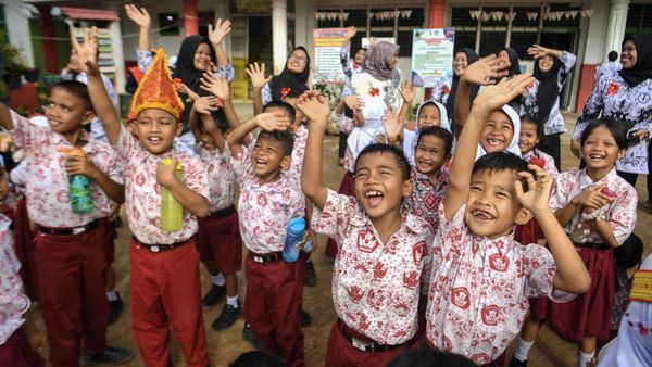 Sekolah di Sumut Kembali Dibuka Pascabencana, Siswa Belajar di Luar Ruangan