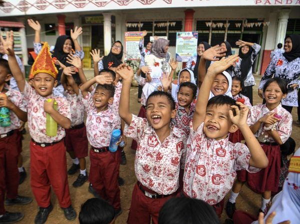 Sekolah di Sumut Kembali Dibuka Pascabencana, Siswa Belajar di Luar Ruangan