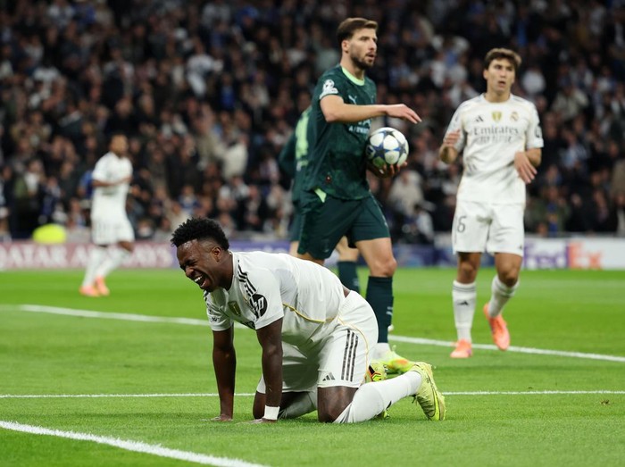 MADRID, SPAIN - DECEMBER 10: Vinicius Junior of Real Madrid reacts after a missed chance during the UEFA Champions League 2025/26 League Phase MD6 match between Real Madrid C.F. and Manchester City at Estadio Santiago Bernabeu on December 10, 2025 in Madrid, Spain. (Photo by Florencia Tan Jun/Getty Images)