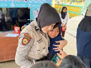 Momen Haru Perpisahan Tim Trauma Healing Polda Riau dengan Anak-anak Agam