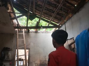 Diterpa Hujan Deras, Atap Rumah Warga Bogor yang Sudah Rapuh Ambruk