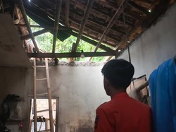 Diterpa Hujan Deras, Atap Rumah Warga Bogor yang Sudah Rapuh Ambruk
