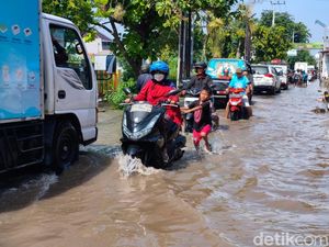 Banjir Selutut Rendam Lima Kecamatan di Sidoarjo