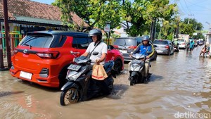 Banjir Masih Rendam Lima Kecamatan di Sidoarjo