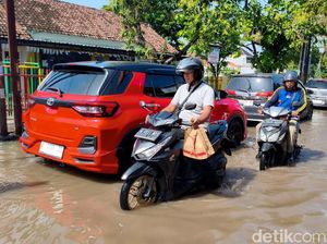 Banjir Masih Rendam Lima Kecamatan di Sidoarjo