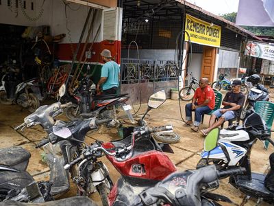 Bengkel Diserbu Kendaraan Korban Banjir di Tapteng, Suku Cadang Menipis