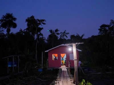 Tenaga Surya Terangi Komunitas Terpencil di Amazon Brasil