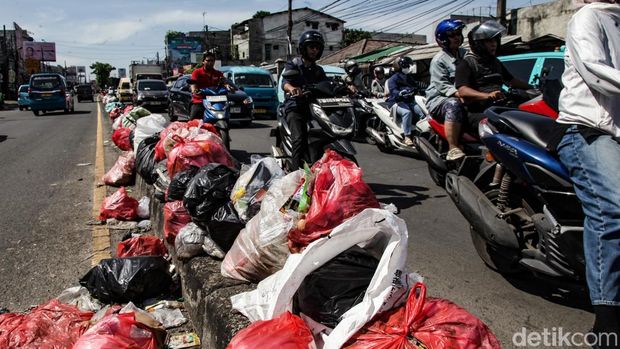 Sampah menumpuk di kawasan Ciputat, Tangerang Selatan, Banten, Jumat (12/12/2025). Penumpukan hampir satu minggu itu merupakan imbas penataan tempat pembuangan akhir (TPA) Cipeucang.