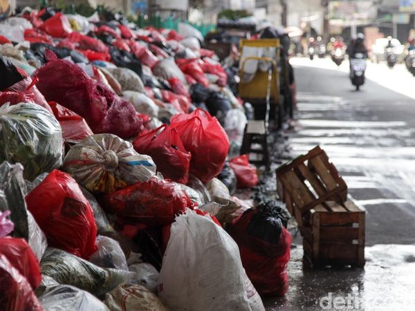 Ciputat Dikepung Sampah, Aroma Busuk Menyengat