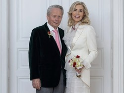 Dulu Dinikahi 2 Pangeran, Sosialita Ini Kini Menikah dengan Miliarder Porsche