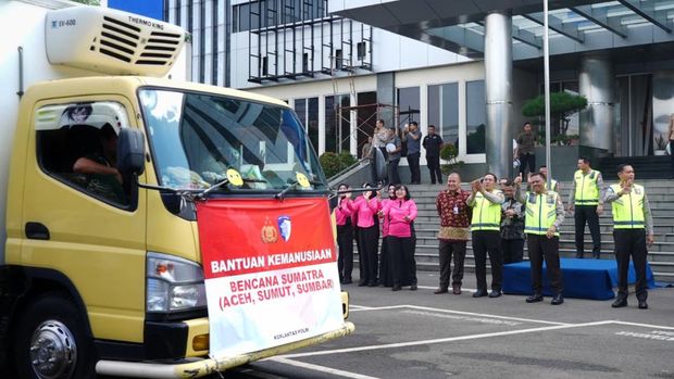 Korlantas Polri mengerahkan personel, mobil patroli hingga sembako untuk membantu percepatan penanganan di area banjir bandang di Pulau Sumatera. (dok Korlantas)