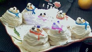 Duh! 9 Kue Natal Ini Berkonsep Ugly Cake yang Bikin Geleng Kepala